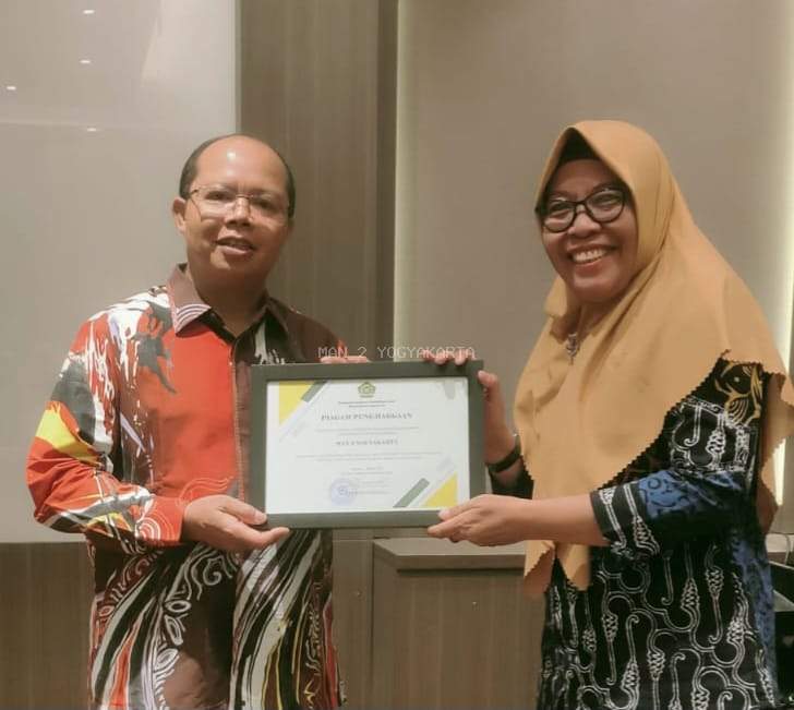 MAN 2 Yogyakarta Terima Penghargaan dari Dirjen Pendis Kemenag RI
