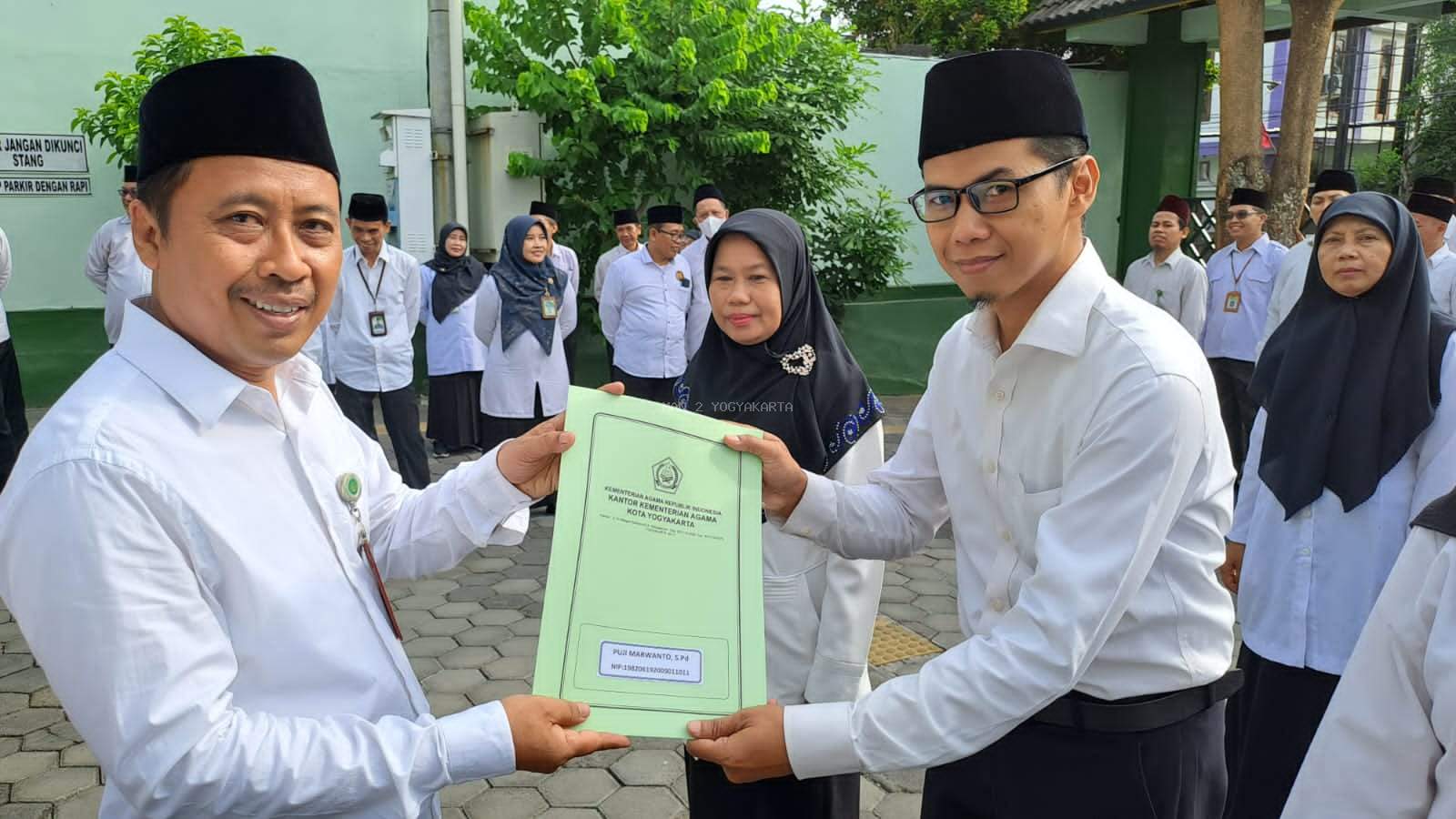 Guru Bahasa Jerman MAN 2 Yogyakarta Terima SK Kenaikan Pangkat