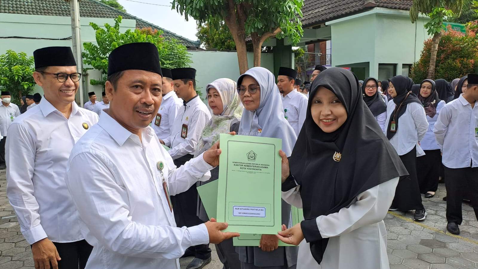 Tenaga Kependidikan MAN 2 Yogyakarta Terima SK Kenaikan Pangkat