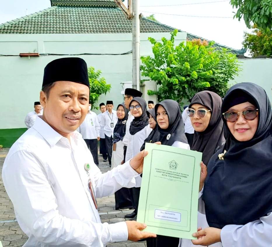 Guru Fisika MAN 2 Yogyakarta Terima SK Kenaikan Pangkat