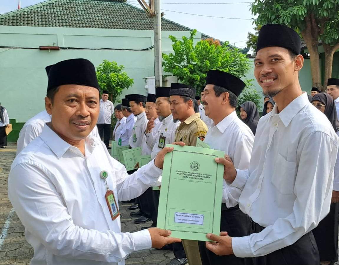 Guru Inspiratif MAN 2 Yogyakarta Terima SK Kenaikan Pangkat