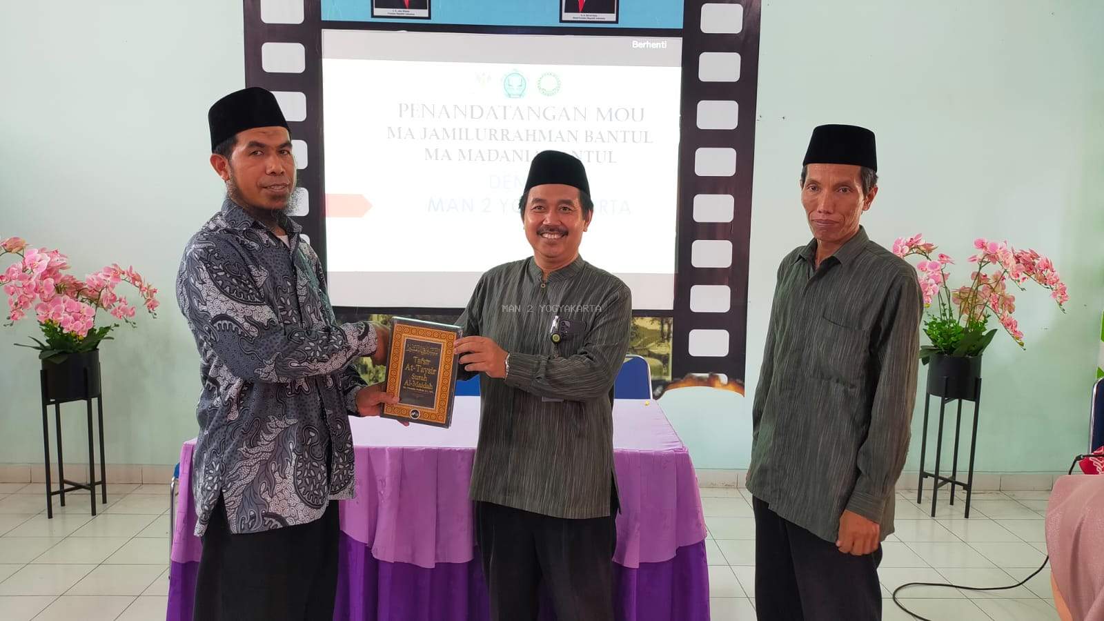 Perpustakaan MAN 2 Yogyakarta Menerima Hibah Buku keislaman