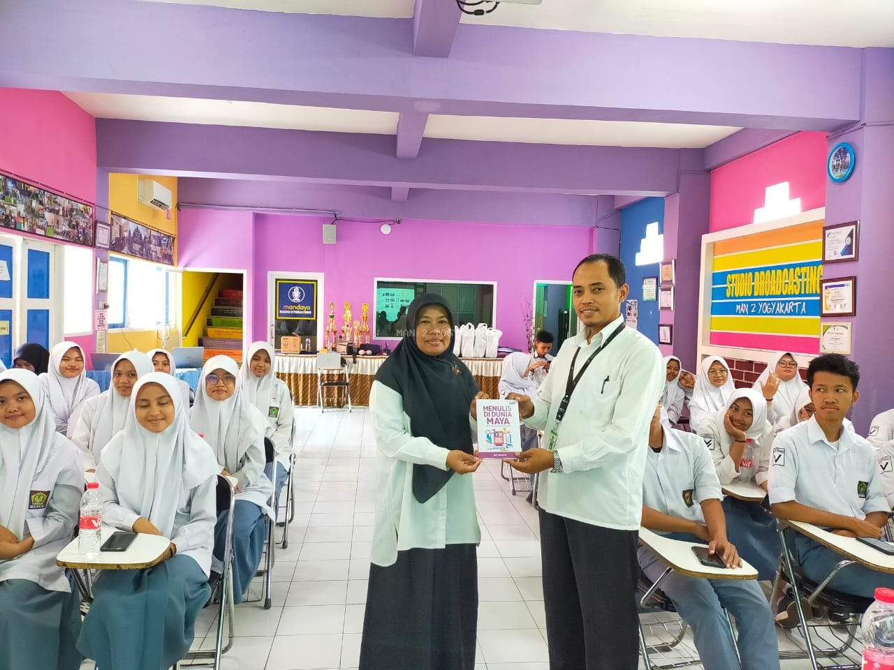 Perpustakaan MAN 2 Yogyakarta Menerima Hibah Buku dari Penulis Eko Triyanto