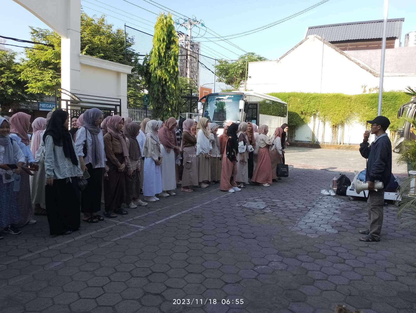 Tadabbur Alam Santriwati Muslimah Boarding School Ihyaul Ulum MAN 2 Yogyakarta