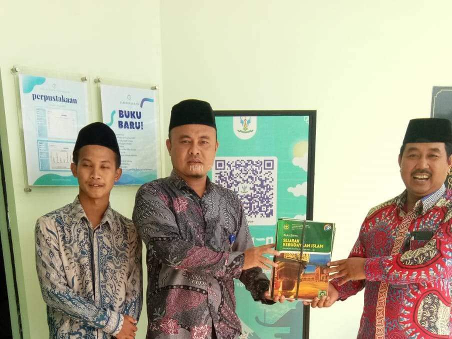MAN 2 Yogyakarta Memberikan Hibah Buku Kepada MA Darul Mukhlisin bantul