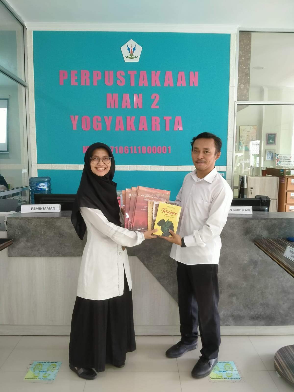 Panitia Konggres Bahasa Jawa Menghibahkan Buku Bahasa jawa ke Perpustakaan MAN 2 Yogyakarta