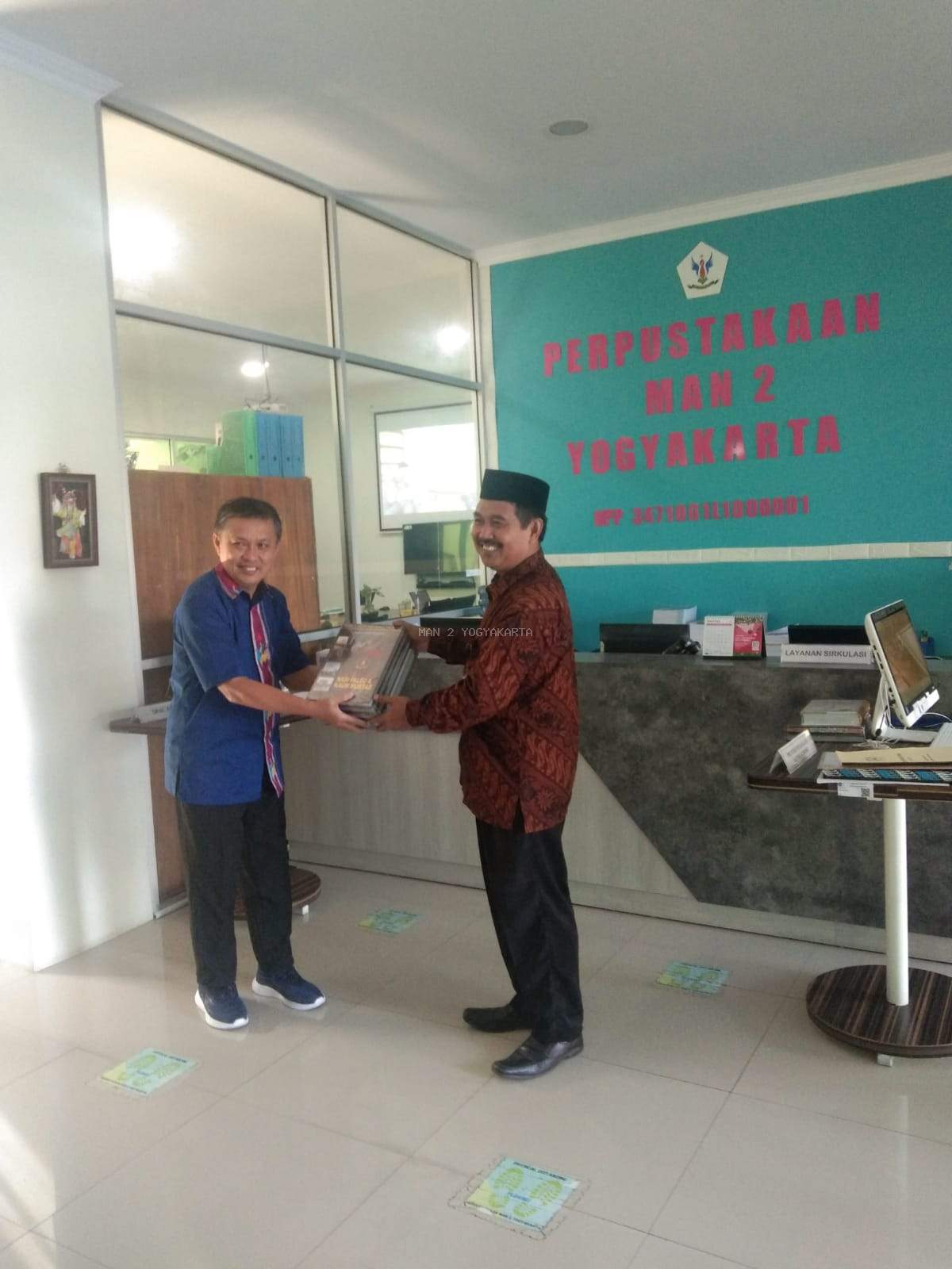 MAN 9 Jakarta Menghibahkan Buku ke Perpustakaan MAN 2 Yogyakarta