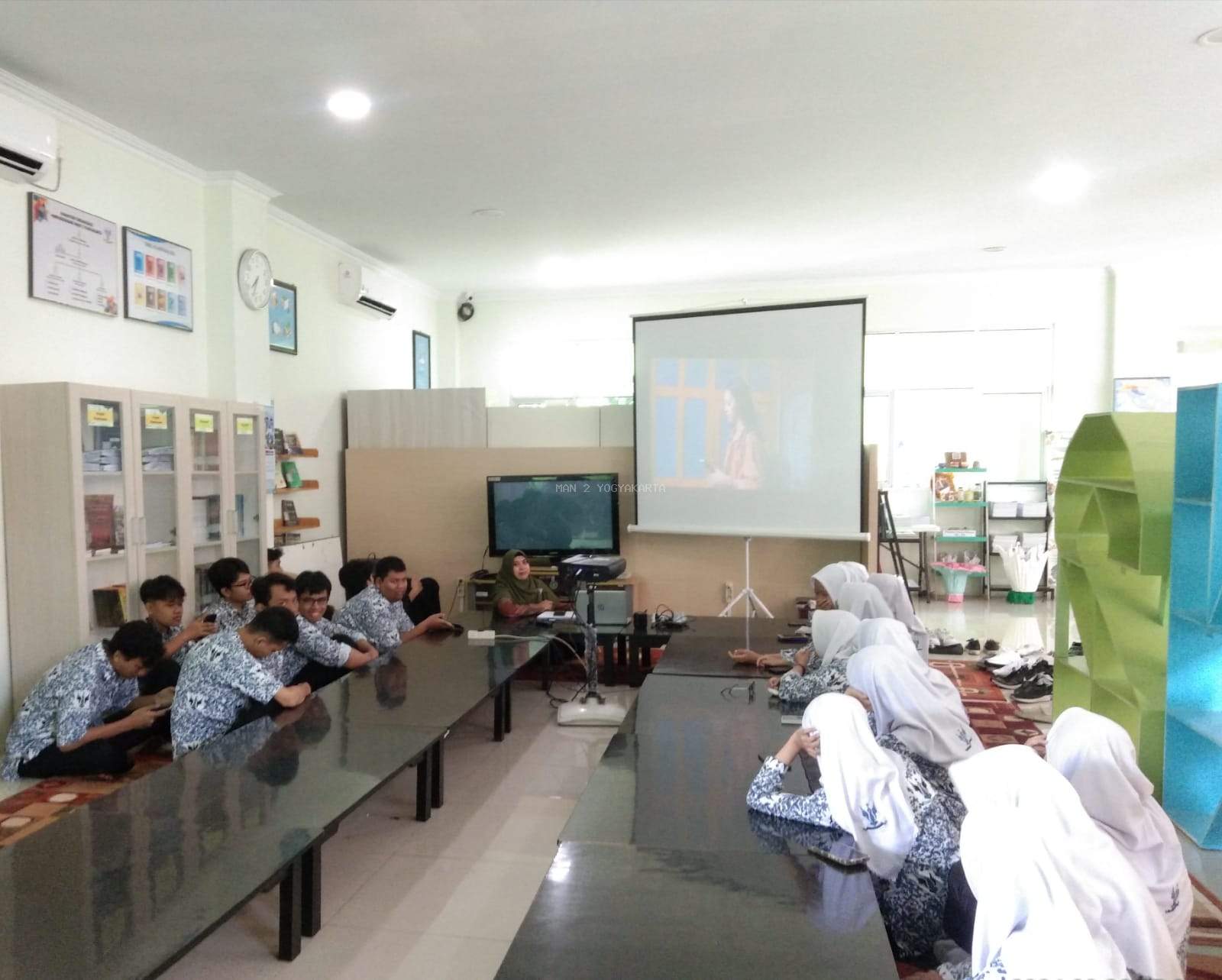 Menonton Film Bersama di Perpustakaan dalam Pembelajaran Unggah Ungguh Bahasa Jawa