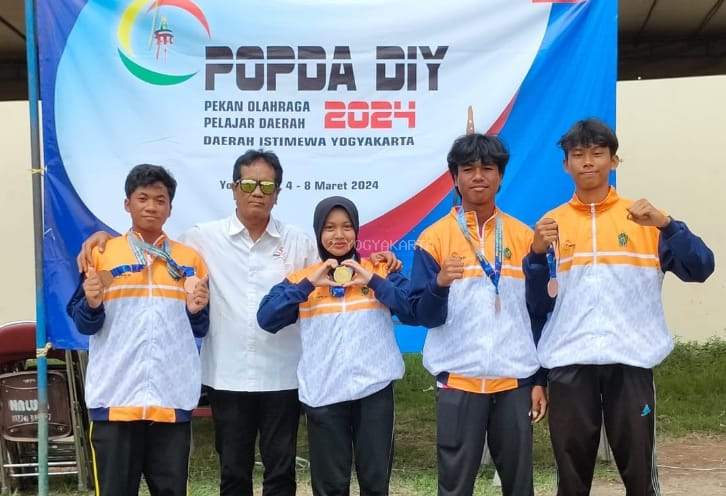 Aula Syifa Siswa MAN 2 Yogyakarta Sabet Medali Emas POPDA Divisi Compound Beregu Putri
