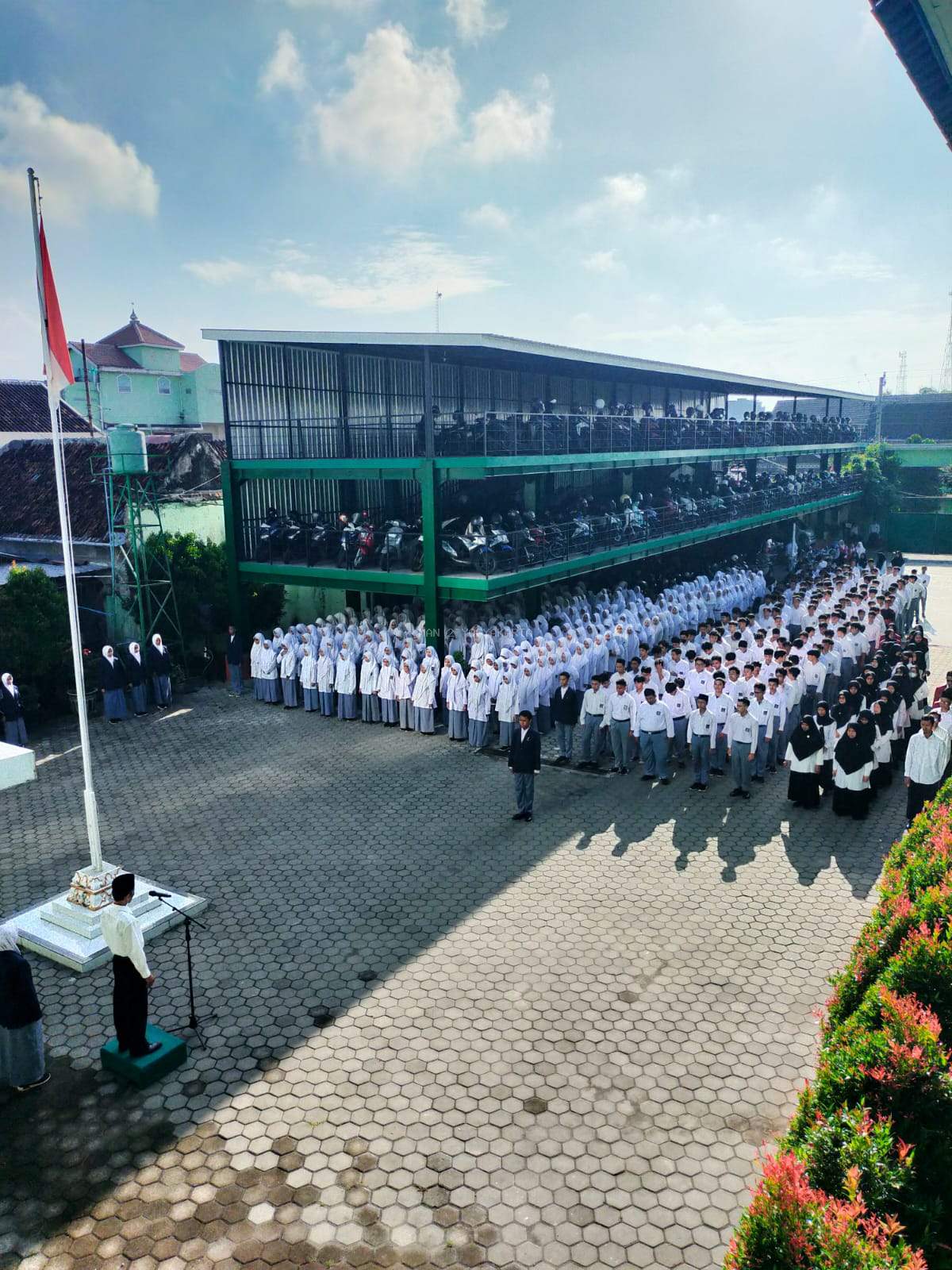 Peringati Hari Kartini MAN 2 Yogyakarta Gelar Upacara Bendera