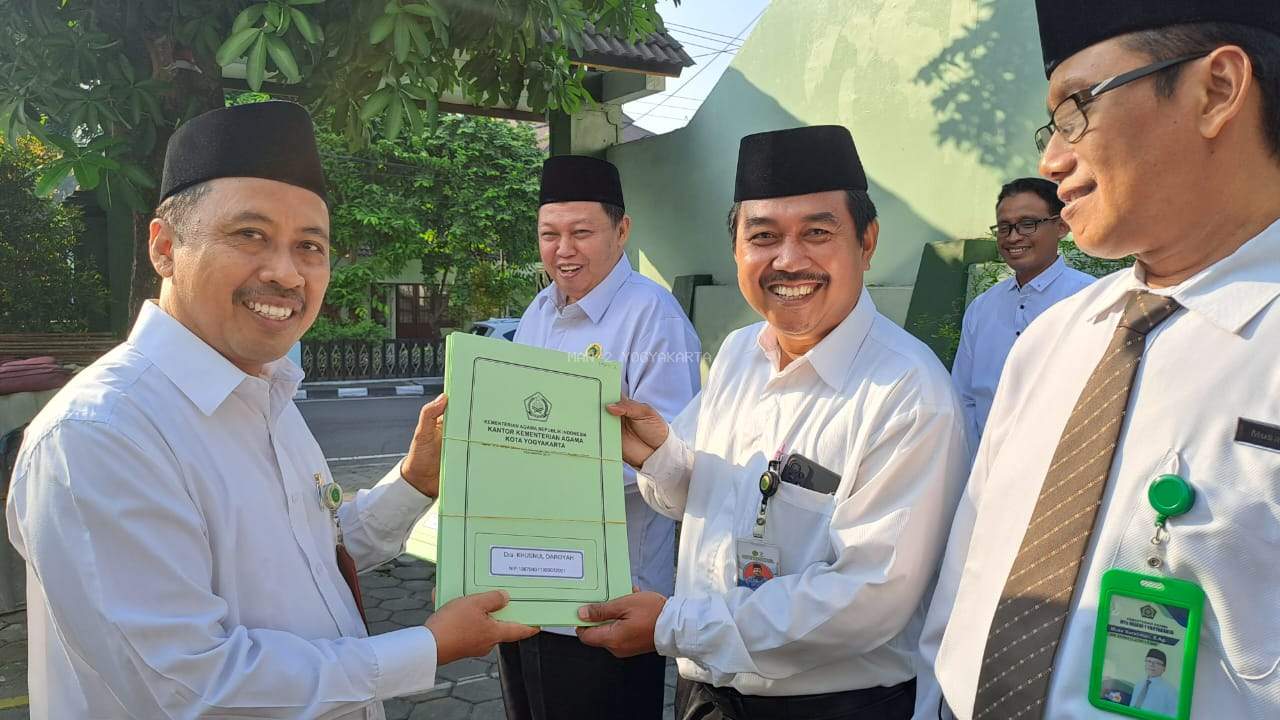 Kepala MAN 2 Yogyakarta Menerima 14 SK Kenaikan Pangkat untuk Guru