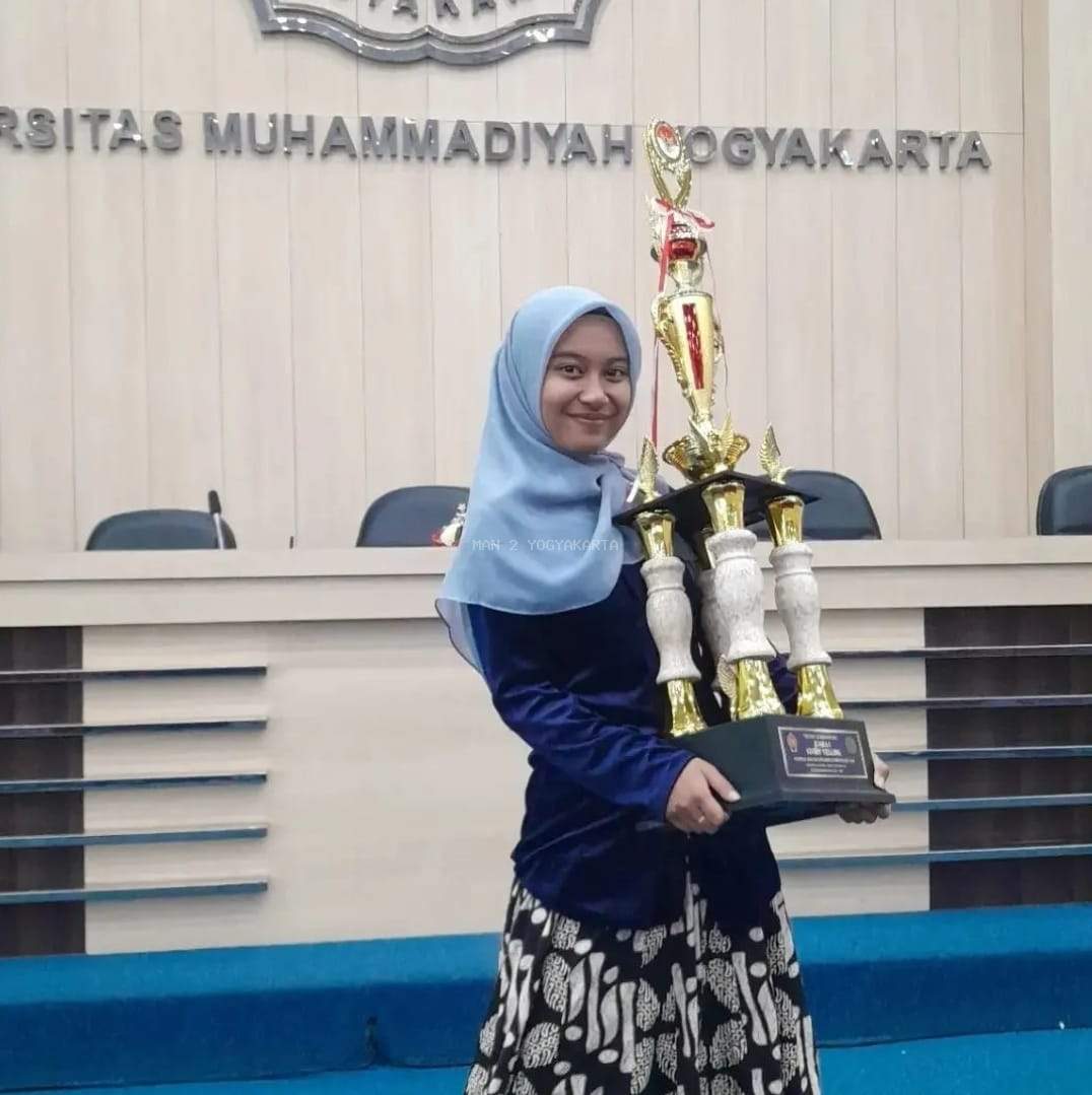 Niha Khoirunnisa Siswa MAN 2 Yogyakarta Juara 1 NESCO (National English Speaking Competition) Story Telling Student Category