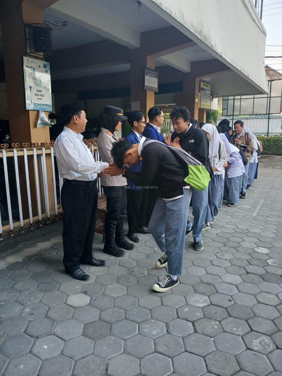 5S Bersama Kapolsek Ngampilan, MAN 2 Yogyakarta Membangun Generasi Ber-IPTEK dan Ber-IMTAQ