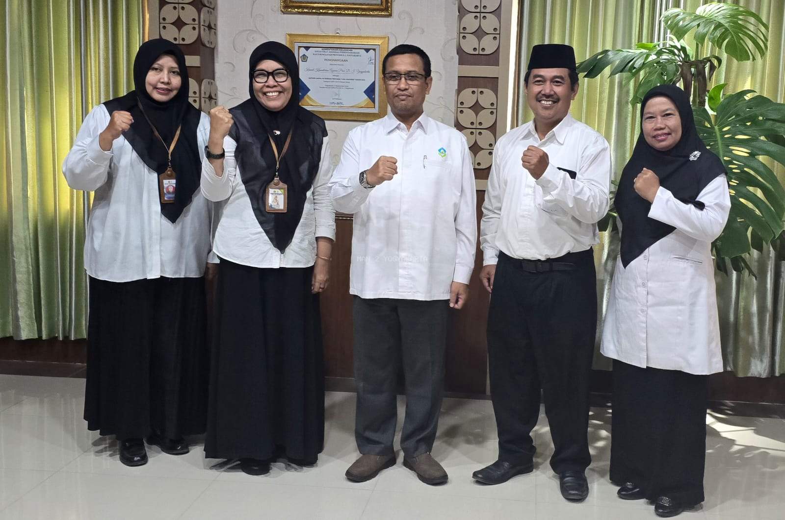 Kakanwil Kementerian Agama DIY Apresiasi MAN 2 Yogyakarta Peroleh Penghargaan Peringkat 1 IKPA dan Piagam Pencanangan ZI Ditjen Kemenag RI