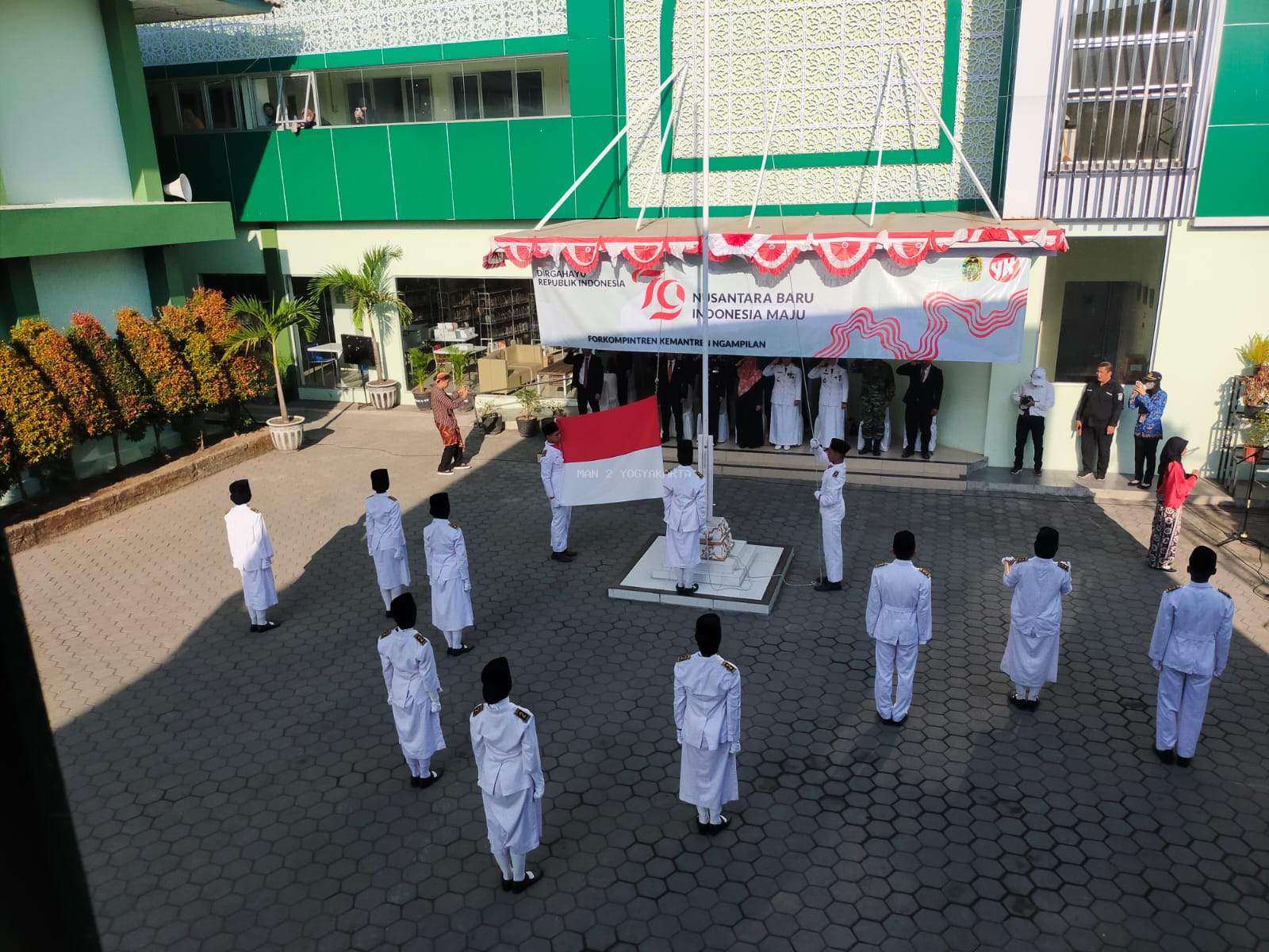 Penuh Khidmat, MAN 2 Yogyakarta Bersama Kemantren Ngampilan Gelar Upacara Bendera 17 Agustus 2024