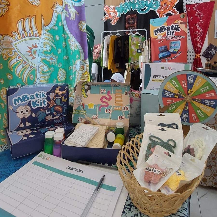 Mbatik Kit and Crofay Crochet, MAN 2 Yogyakarta Raih Perhatian di Kompetisi Booth UMKM oleh OJK