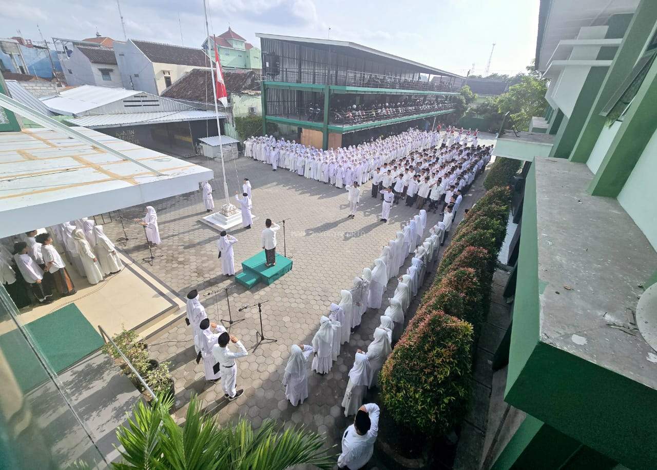 MAN 2 Yogyakarta Gelar Upacara Bendera Peringatan Hari Santri 2024