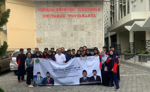 Pupuk Moderasi Beragama, MAN 2 Yogyakarta Ajak Siswa Melakukan Bersih-Bersih Tempat Ibadah Agama Lain