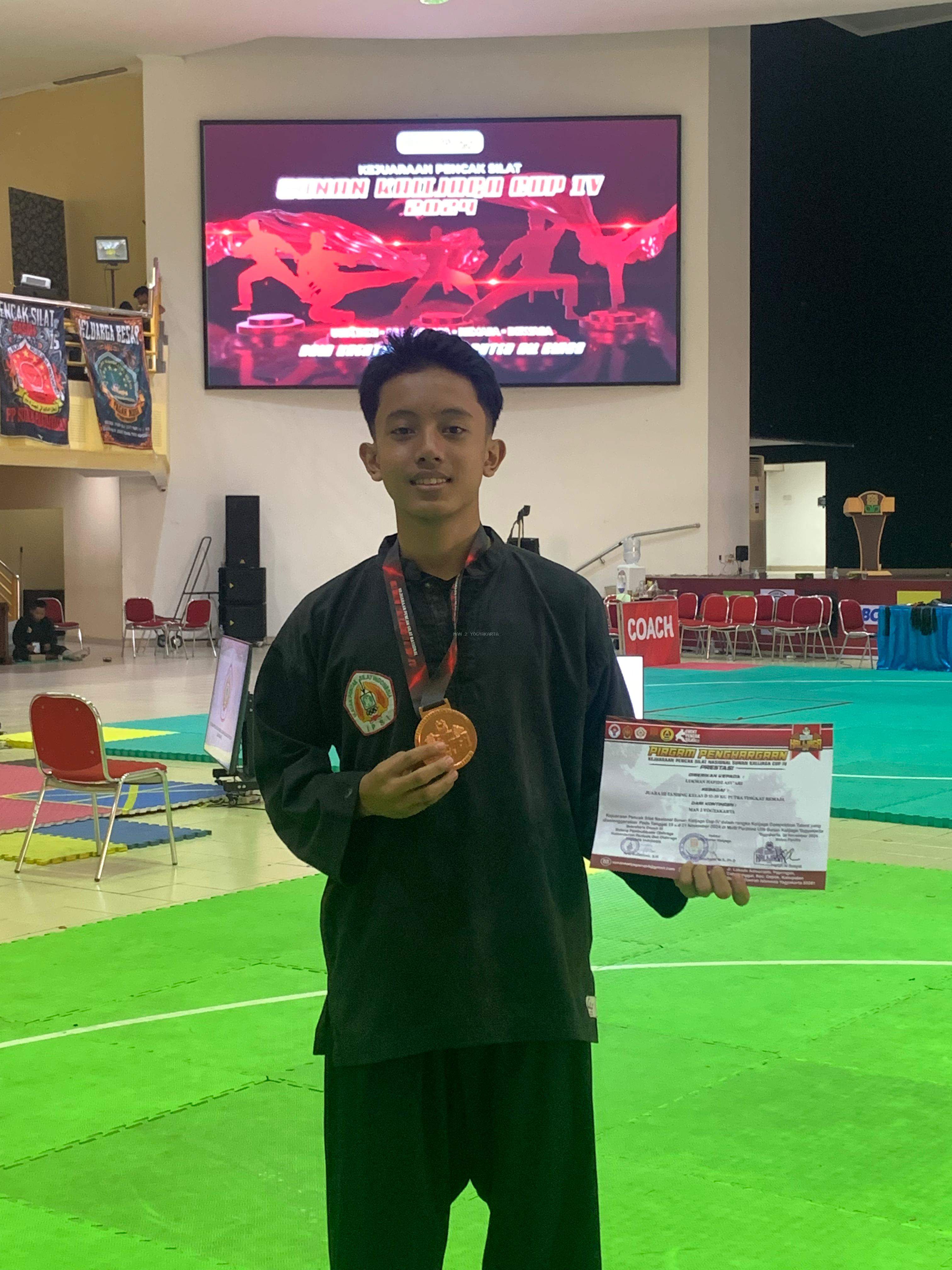 Luqman Hafidz Asyari Siswa MAN 2 Yogyakarta raih Medali Perunggu Saat Berlaga di Kejuaraan Pencak Silat Nasional Sunan Kalijaga Cup 2024