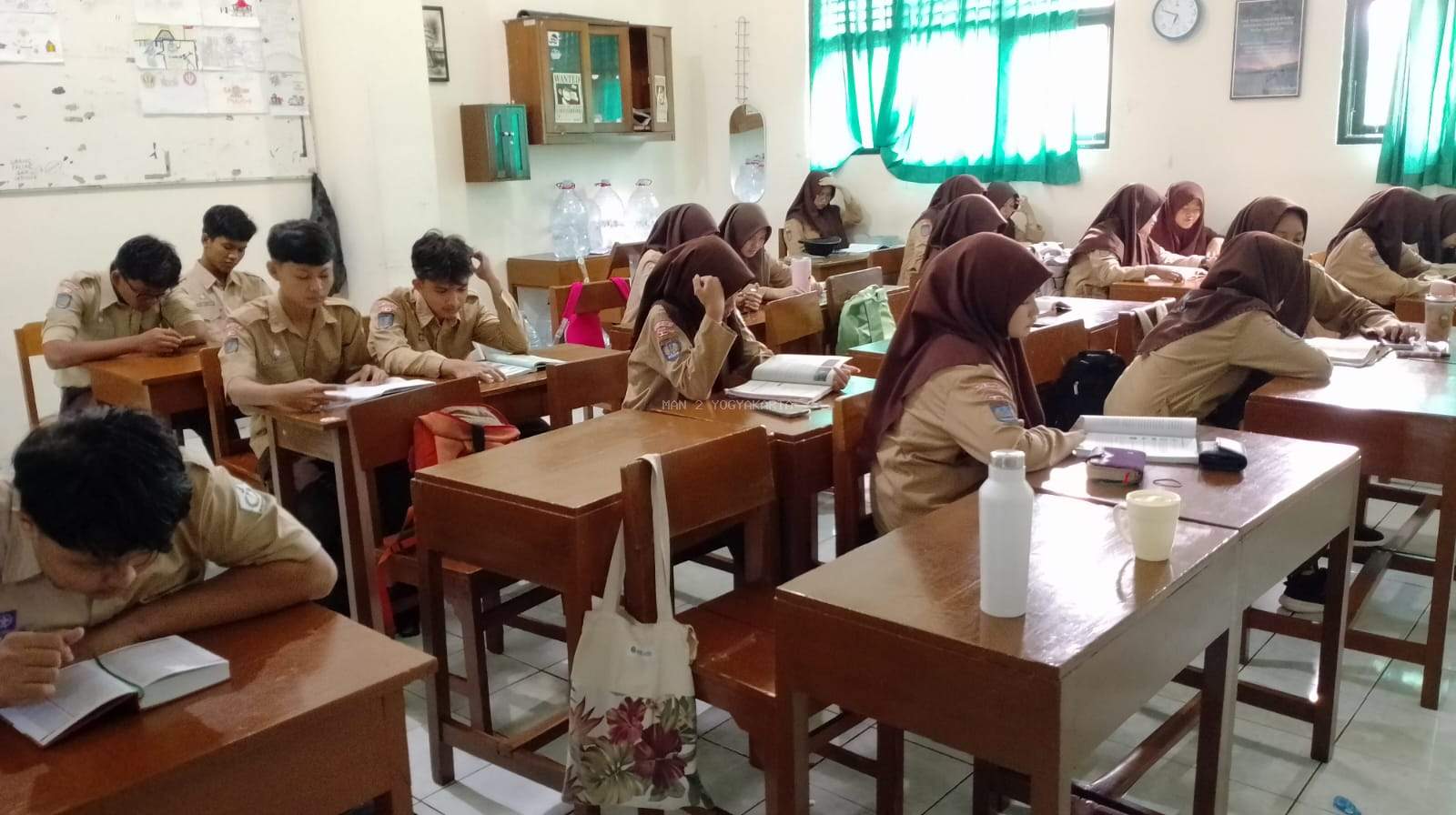 Kegiatan Literasi Siswa Kelas X MAN 2 Yogyakarta: Tingkatkan Fokus dan Budaya Membaca