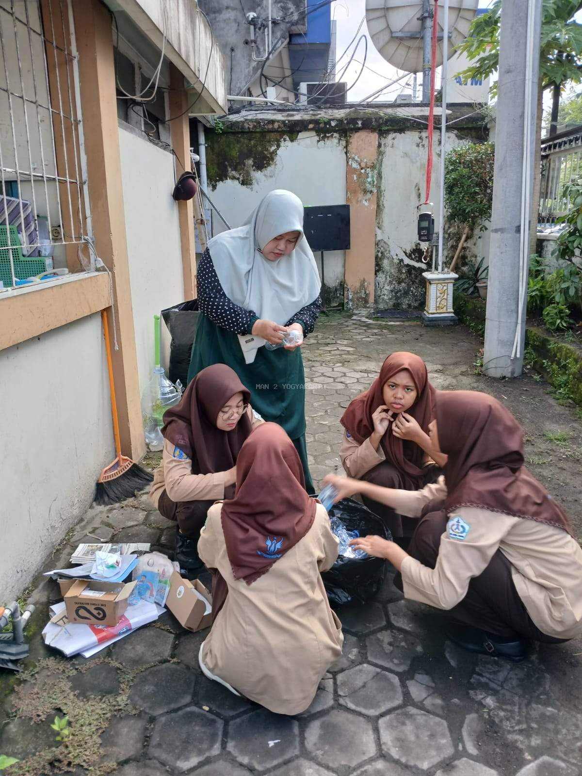 Generasi Sadar Lingkungan: Siswa Kelas XII MAN 2 Yogyakarta Bersihkan dan Tata Lingkungan Madrasah