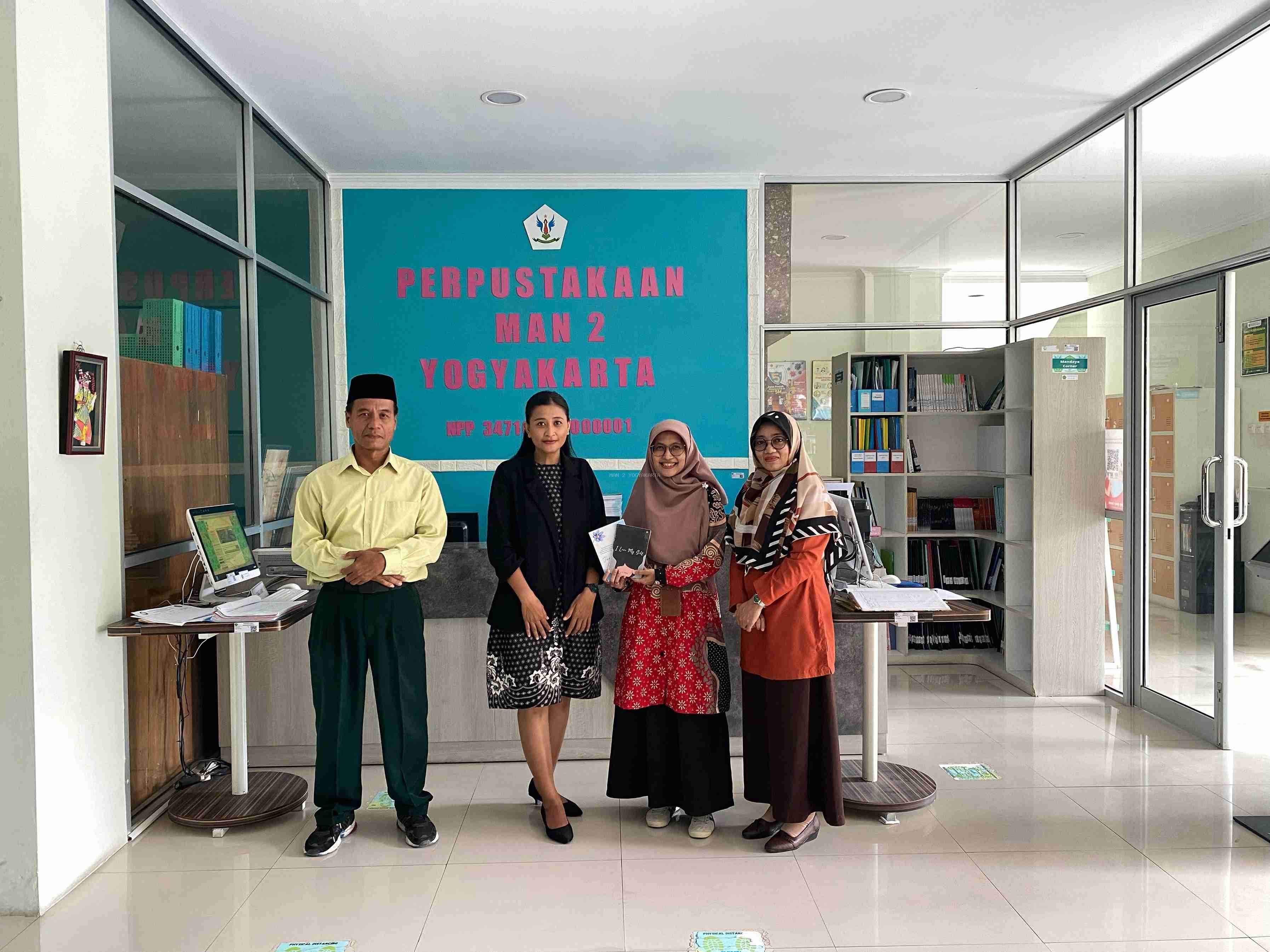 Perpustakaan Mandaya MAN 2 Yogyakarta Menerima Hibah Buku dari Penulis N.WDIA