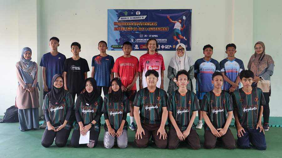 Kejuaraan Bulutangkis Antar SMP Se-DIY di MAN 2 Yogyakarta Sukses Digelar Bersama Herry K