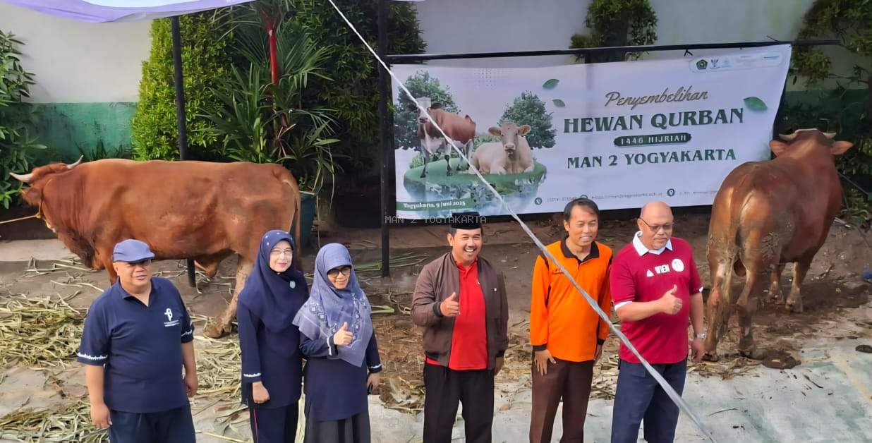 Kepala MAN 2 Yogyakarta, Singgih Sampurno, S.Pd, MA, Laksanakan Qurban di Madrasah Bersama Civitas Akademika