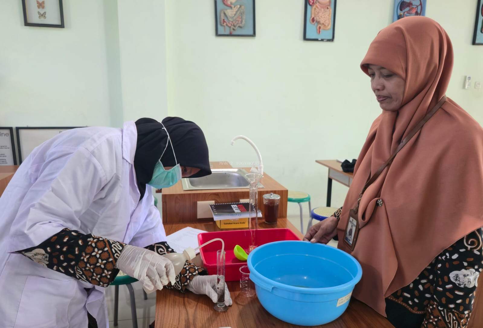 Kepala Laboratorium MAN 2 Yogyakarta Jadi Narasumber Pelatihan Laboratorium Berbasis Lingkungan