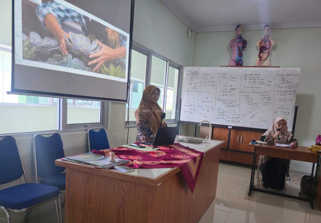 Sri Purwati, S.Si., M.Pd: Laboran MAN 2 Yogyakarta Peraih Medali Perak GTK 2021 Menjadi Narasumber Pengolahan Limbah Cair