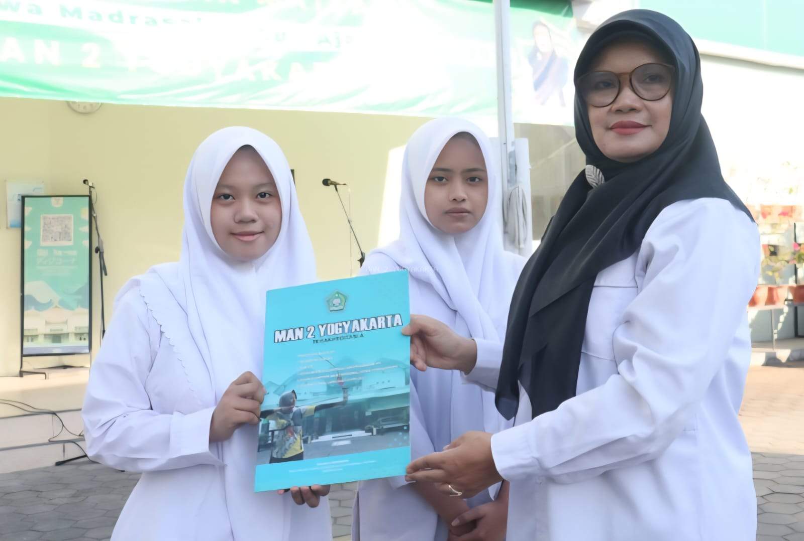Felyn dan Tata Teliti Chatbot AI untuk Redakan Kesedihan, Raih Juara Harapan II Lomba Peneliti Belia DIY 2025