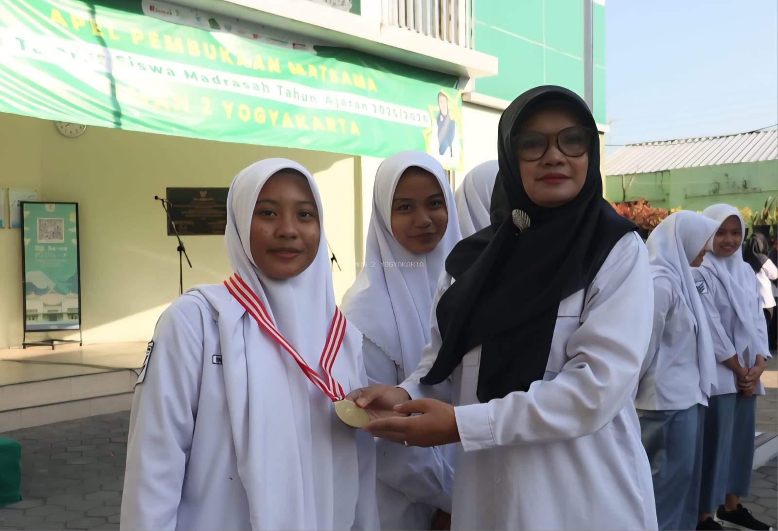 "Sinergi Cerdas Matahari dan Algoritma", Dua Siswi MAN 2 Yogyakarta Raih Juara 1 Lewat Inovasi Instalasi Panel Surya   