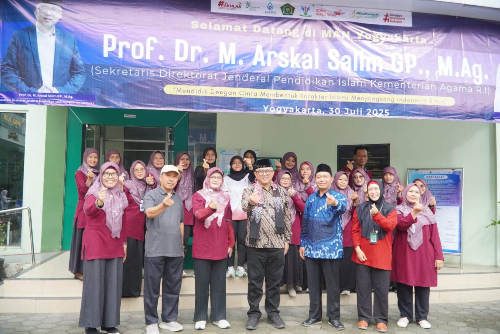 Support Kurikulum Berbasis Cinta, Sekretaris Dirjen Pendis Kemenag RI Ikuti Senam Bersama di MAN 2 Yogyakarta