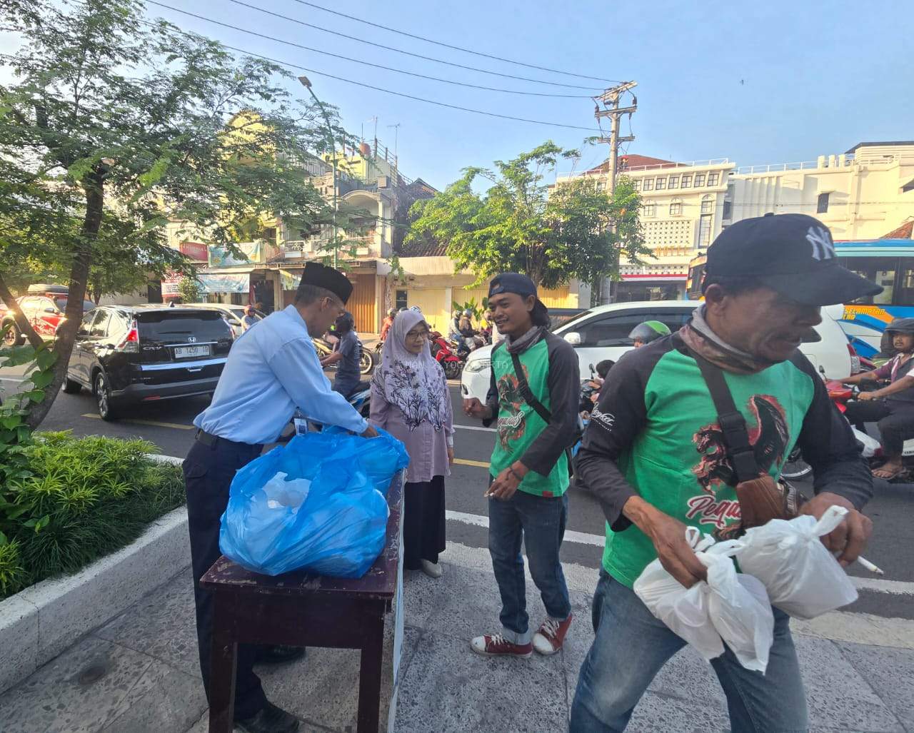 Jumat Barokah: Ketulusan MAN 2 Yogyakarta Berbagi Sarapan untuk Sesama