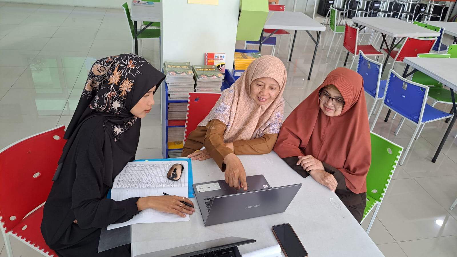 Terjalin Manis, Guru Sosiologi MAN 2 Yogyakarta Adakan MGMP Lokal di Perpustakaan