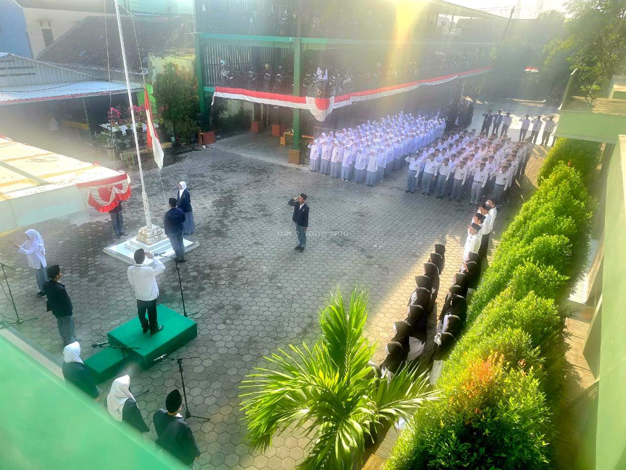 Upacara Bendera: "Kurikulum Cinta, Generasi Emas: Belajar Tak Lagi Sekadar Nilai"