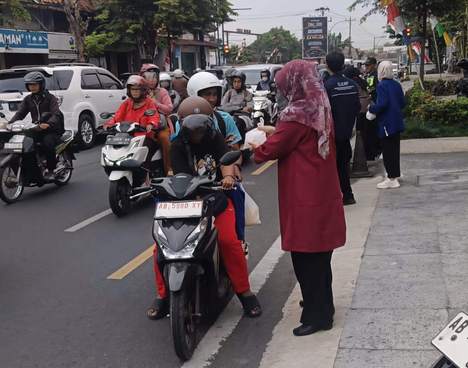 Jumat Penuh Berkah: Guru dan Tendik MAN 2 Yogyakarta Tebar Kebaikan Lewat Sarapan Gratis