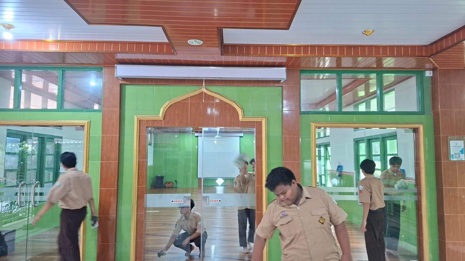 Serunya Bebersih, MAN 2 Yogyakarta Kuatkan PLH di Jam Ke-0 Hari Jum’at