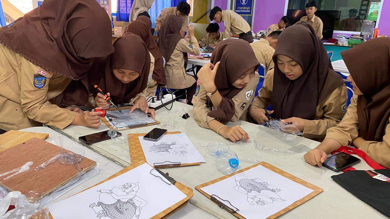 Wayang dari Botol Plastik: Inovasi Hijau MAN 2 Yogyakarta untuk Indonesia Merdeka dari Sampah
