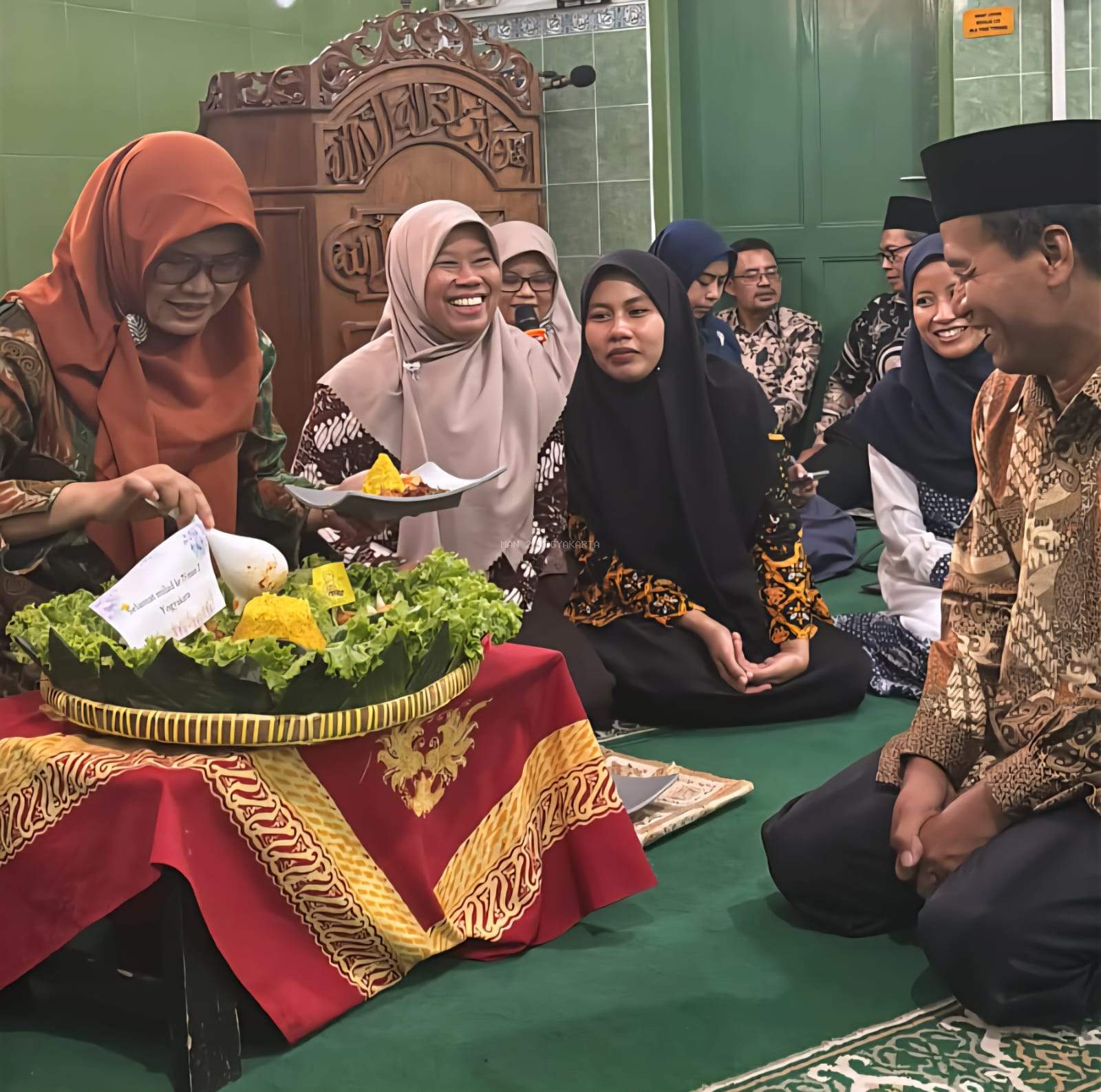 Pemotongan Tumpeng Milad ke-75, Kepala MAN 2 Yogyakarta Berikan Potongan Pertama kepada Pustakawan Senior