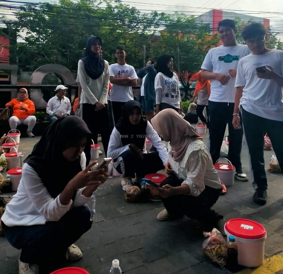 Kader Adiwiyata (APeL) MAN 2 Yogyakarta turut sukseskan Rekor 1000 liter Ecoenzym  Vegan Festival Jogja 2025   