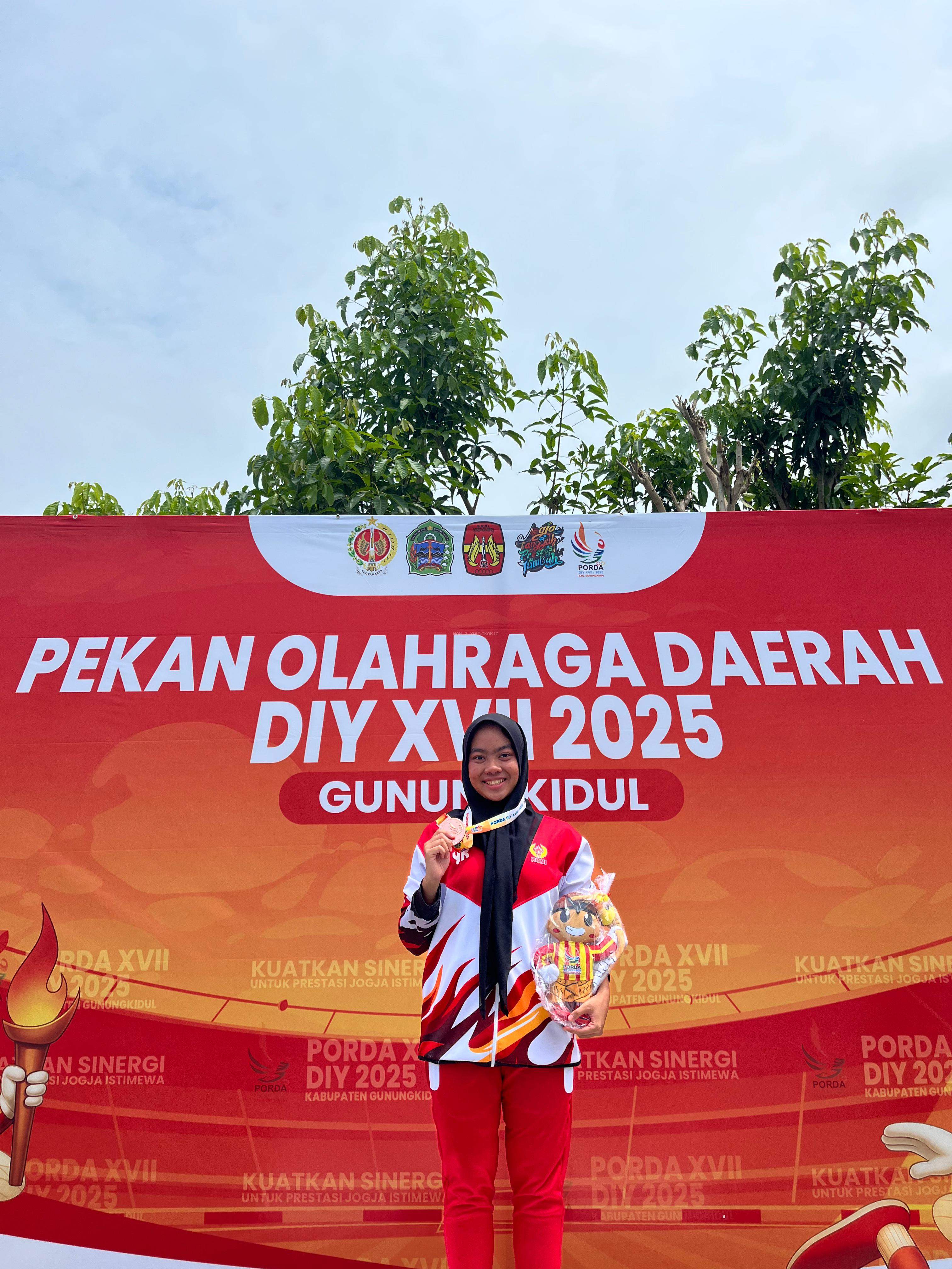 Febri Berliana Rossa Raih Juara 3 Gaya Punggung Putri di PORDA XVII DIY 2025