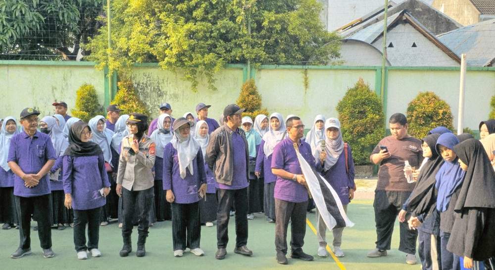 Kakanwil Kemenag DIY Kalungkan Medali Even Fun Run & Fun Walk Milad ke-75 MAN 2 Yogyakarta