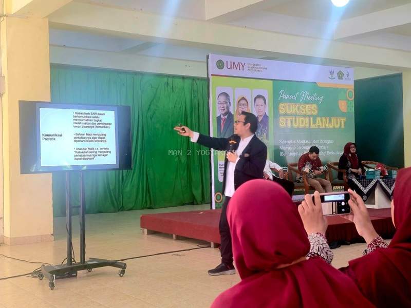 Erik Hadi Saputra Hadir Sebagai Motivator, Tanamkan Semangat “SIAP 100 Persen” bagi Orang Tua dan Murid MAN 2 Yogyakarta