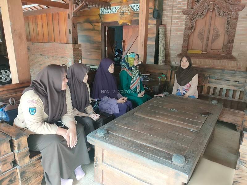 Tim Riset MAN 2 Yogyakarta Eksplorasi Peternakan dan Sentra Usaha di Kulon Progo: Belajar Mandiri, Kreatif, dan Berdaya