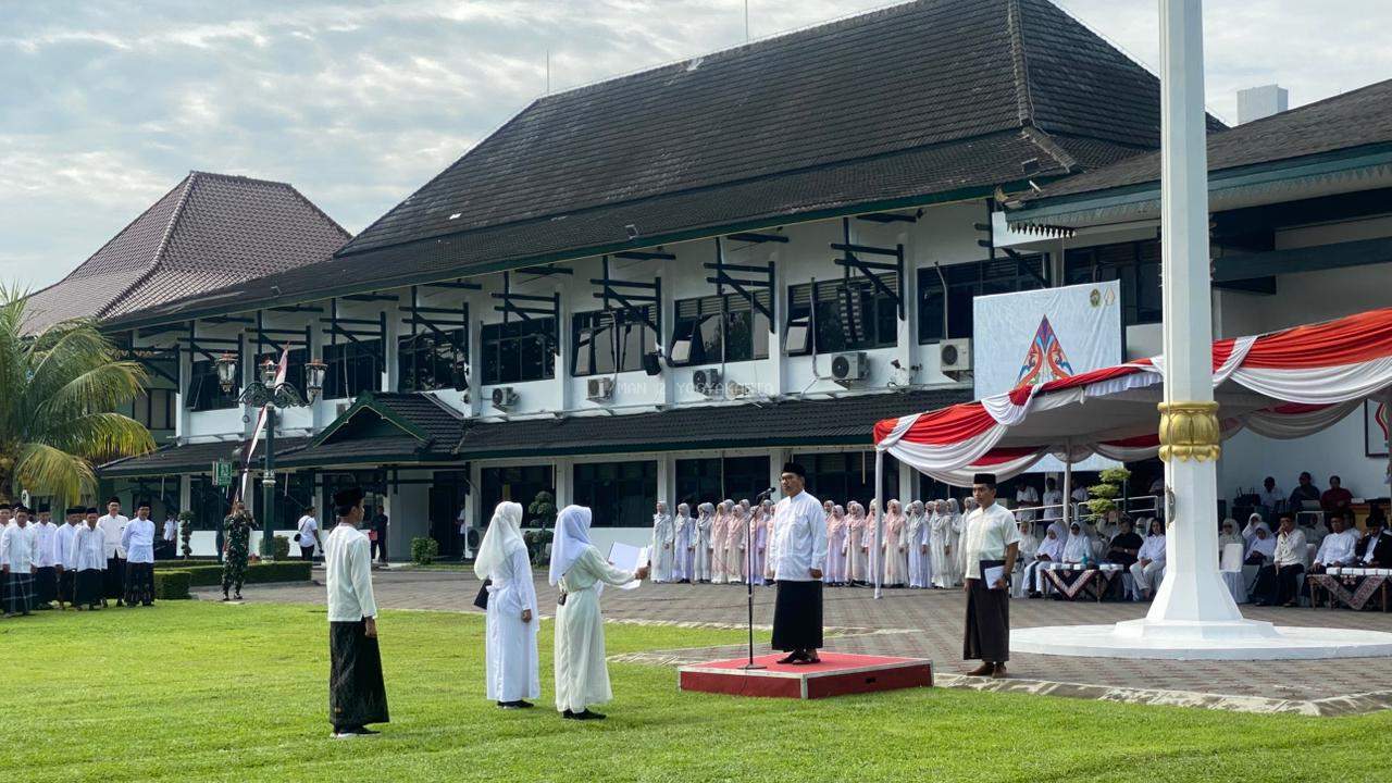Berbalut Seragam Putih, Guru, Pegawai dan Siswa MAN 2 Yogyakarta Khidmat Ikuti Apel Hari Santri Nasional di Balai Kota