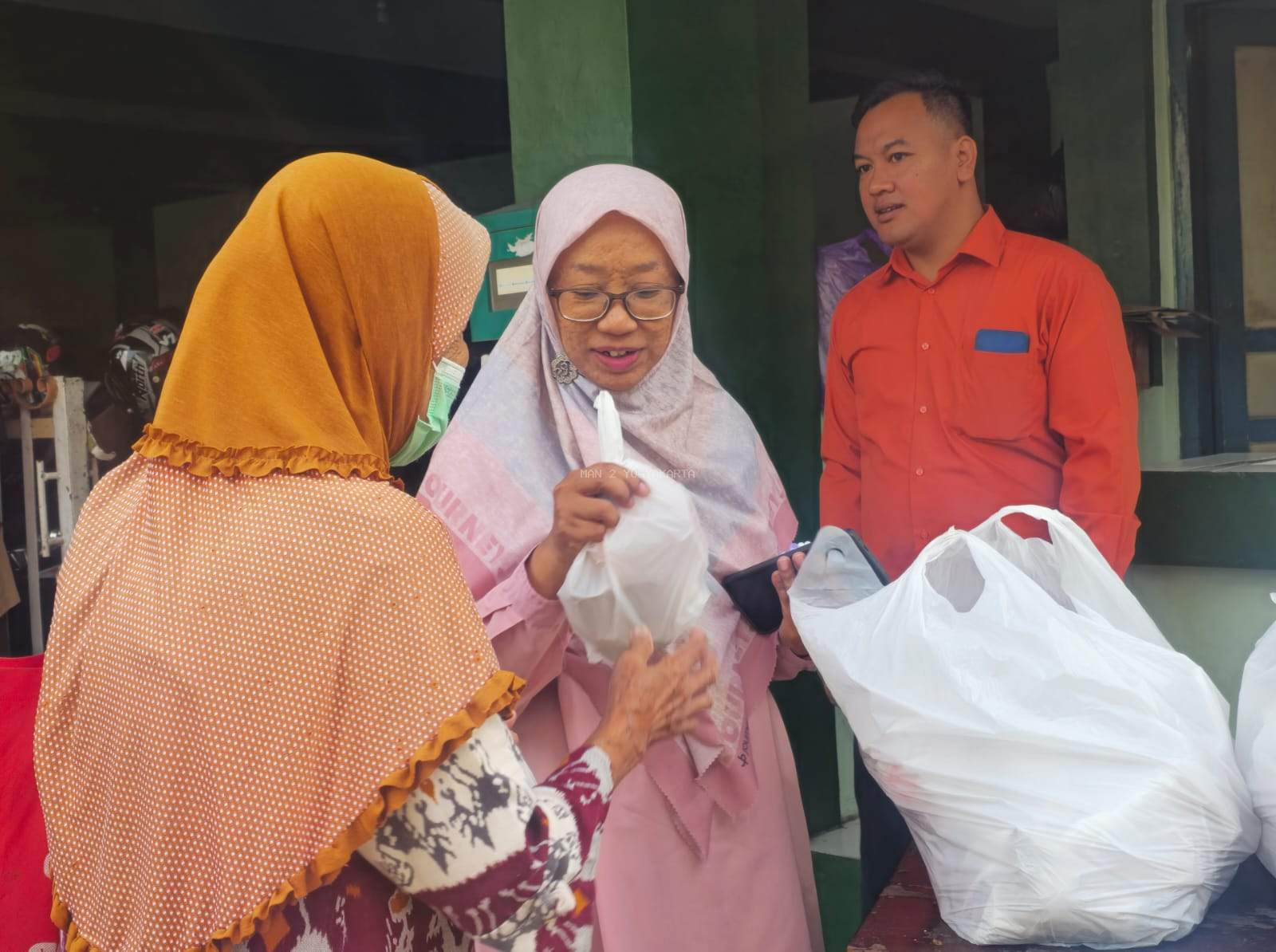 Jumat Berkah, Guru dan Tendik MAN 2 Yogyakarta Berbagi untuk Sesama