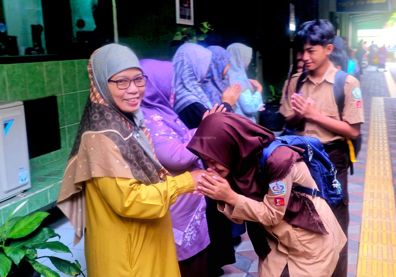 SO SWEET: Sapaan Pagi Hari yang Menyemai Semangat dan Karakter di MAN 2 Yogyakarta