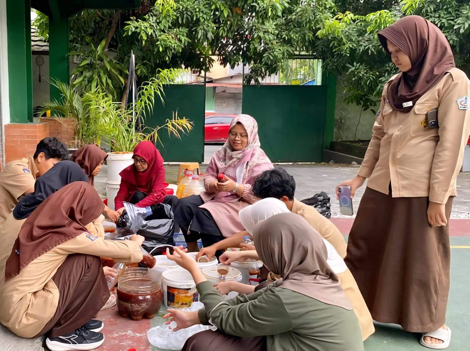 MAN 2 Yogyakarta Panen Ecoenzyme dan Kompos, Wujud Komitmen Duta Lingkungan dalam Pendidikan Berkelanjutan