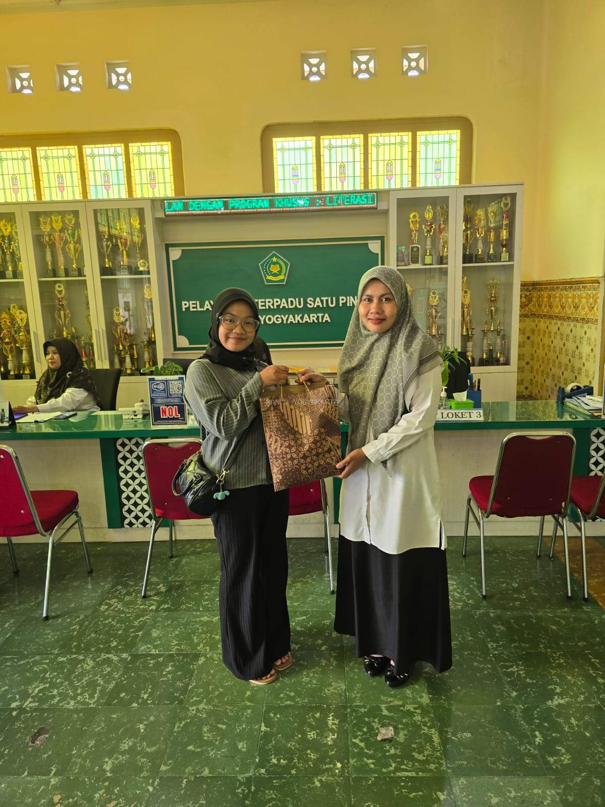 Kepedulian Tanpa Jarak, Alumni MAN 2 Yogyakarta Salurkan Hibah Seragam untuk Murid Boarding